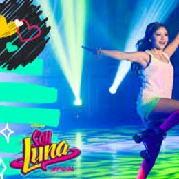 Luna Tiene Colgado Un Letrero Donde Cuelga Sus Collares Y Tiene La Palabra - Que Tanto Crees Que Sabes De Soy Luna