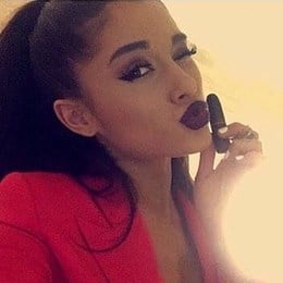 Tiene su propia linea de labiales en la marca... - &iquest;Que tanto sabes de Ariana Grande?