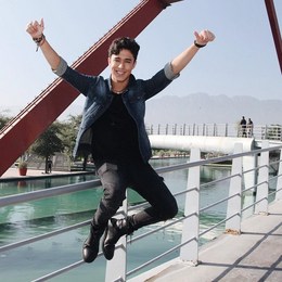 Que Hace Adem&aacute;s De Cantar Joel.?  - Cuanto Conoc&eacute;s A CNCO.? 