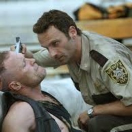 Cuando Rick esposa a Merle en la azotea, le encuentra a este ultimo... - Quiz The Walking Dead 1x02 en Espa&ntilde;ol