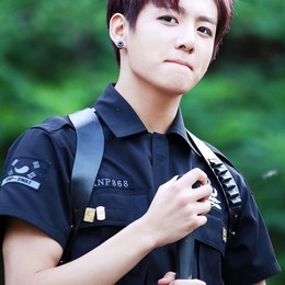 COMO SE LLAMA ESTE PAPASOTE  :3 - que tanto sabes de bts !! 