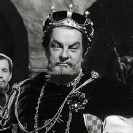 Hamlet aparenta estar loco y su comportamiento es muy extra&ntilde;o, por eso Claudio decide... - HAMLET 3era parte