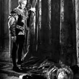 En el encuentro entre Hamlet y Gertrudis, Hamlet asesina a Polonio porque... - HAMLET 3era parte