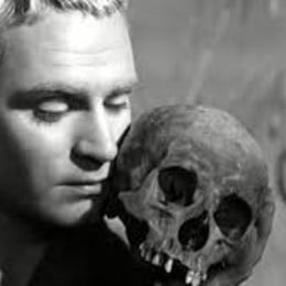 &iquest;C&oacute;mo se entera Hamlet de la traici&oacute;n de la que fue v&iacute;ctima su padre?



 - LITERATURA: repaso III