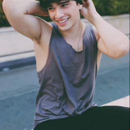 &iquest;Que personaje esta haciendo en QVATL? - Cuanto sabes de Julian Serrano♡?