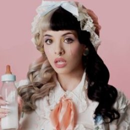 &iquest; Cual de los siguientes villanos fue la inspiracion a que Melanie se ti&ntilde;era ( Cambiar de color el pelo) Una mitad blanca y otra mitad negra ? -  &iquest; Que tan fan eres de Melanie Martinez ?