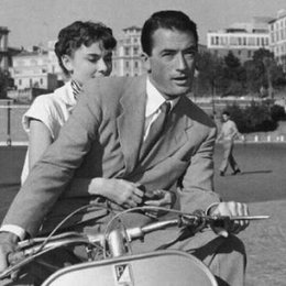 Que hace primero Audey cuando se queda sola por Roma? - Cuanto Sabes Sobre Vacaciones En Roma?