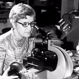 Solicit&oacute; ser admitida en la Universidad de Cornell, donde curs&oacute; un Master en... - Vera Cooper Rubin 