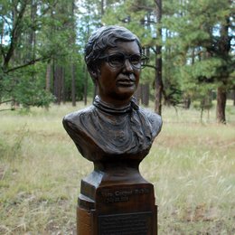 En 1993 recibi&oacute;  __________  de manos del para entonces presidente Bill Clinton. - Vera Cooper Rubin 