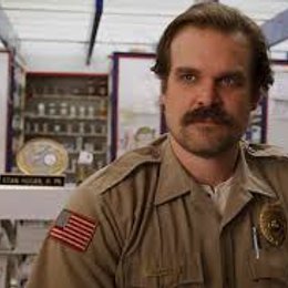 hopper sigue vivo - que tanto sabes de stranger things