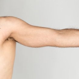 La mano se encuentra _______ a la columna. - Terminolog&iacute;a M&eacute;dica.