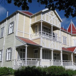 La casa de madera donde funciona la Villa Victoria fue tra&iacute;da desde:  - Cultura va a tu casa