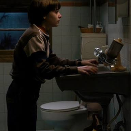Lo que escupe will al final de la temporada 1 es lo mismo que lo que encuentra dustin en la basura - Test de stranger things