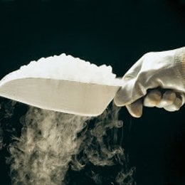 A temperatura ambiente el di&oacute;xido de carbono (s&oacute;lido) tambi&eacute;n conocido como hielo seco, pasa de estado s&oacute;lido a gas directamente, ese cambio de estado se lo conoce como - Evaluaci&oacute;n F&iacute;sico Qu&iacute;mica