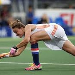 ANTE UN FLICK, 2 JUGADORAS INTENTAN OCUPAR LOS 5MTS DONDE CAERA LA BOCHA, QUIEN TIENE VENTAJA? - CUANTO SABES DE HOCKEY