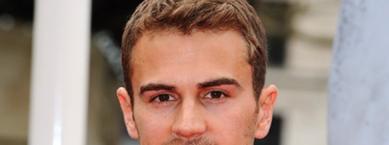Cuanto sabes de theo james (actor de divergente y otras películas)