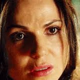 Sabes porque Regina, o mas bien Lana Parrilla tiene una cicatriz en el labio? - Que tan Oncer eres?