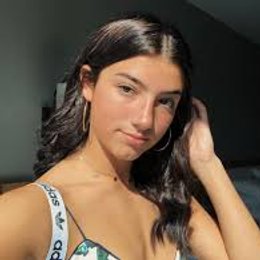 charli iso un video jugando pley - cuanto sabes de Charli D'amelio