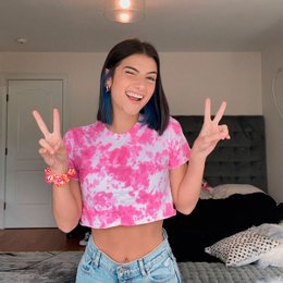 tiene su propia bebida en....... - cuanto sabes de Charli D'amelio